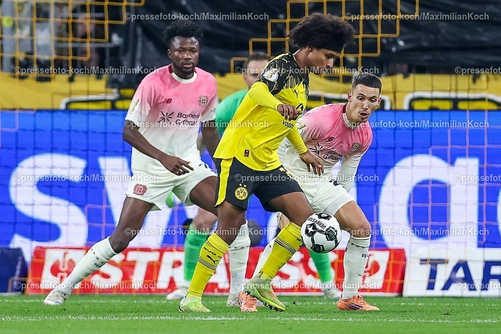 BVB02122501029 | 02.12.2025, Fußball, DFB-Pokal, Borussia Dortmund - Bayer 04 Leverkusen, Achtelfinale, Signal Iduna Park, Saison 2025 2026: Karim Adeyemi (BVB #27) im Zweikampf gegen  Alejandro Grimaldo (Bayer04 #20)  vor dem tor von Torwart Mark Flekken (Bayer04 #01) DFB regulations prohibit any use of photographs as image sequences and or quasi-video.