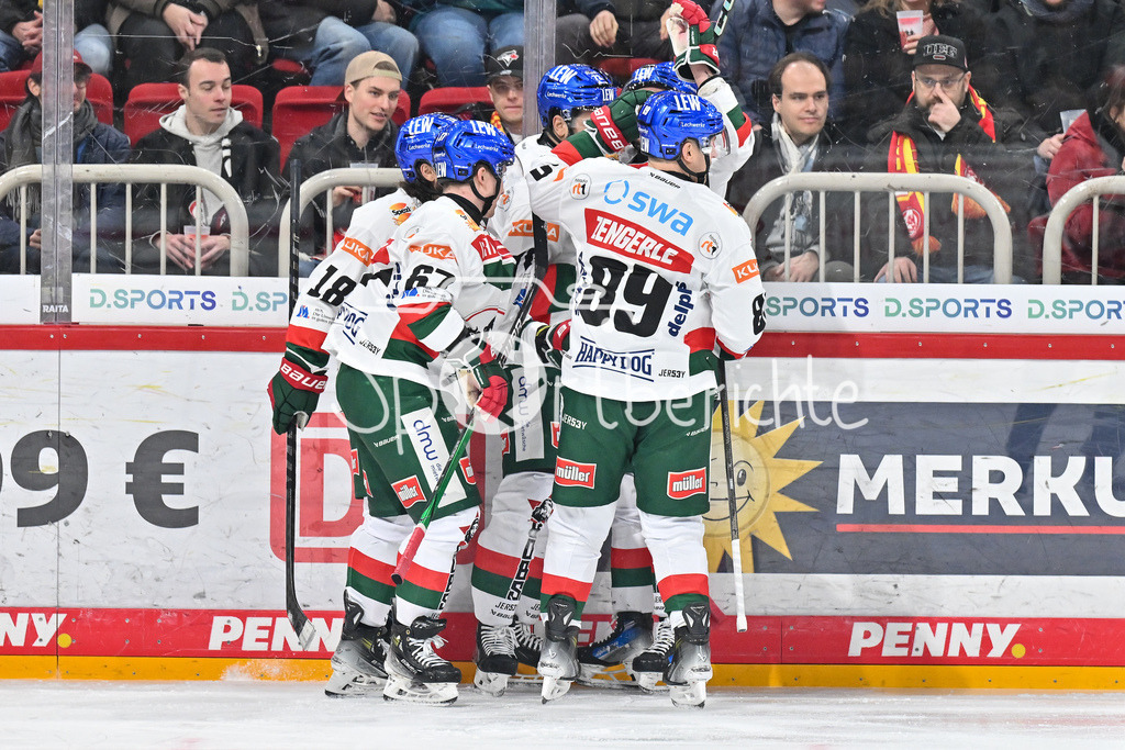 Düsseldorfer EG - Augsburger Panther | Jubel der Panther nach dem Ausgleich zum 1-1 durch Nicholas BAPTISTE (Augsburger Panther 73) / Freude / happy / Tor / Torschuetze / DEL: Duesseldorfer EG - Augsburger Panther, PSD Bank Dome am 22.12.2024