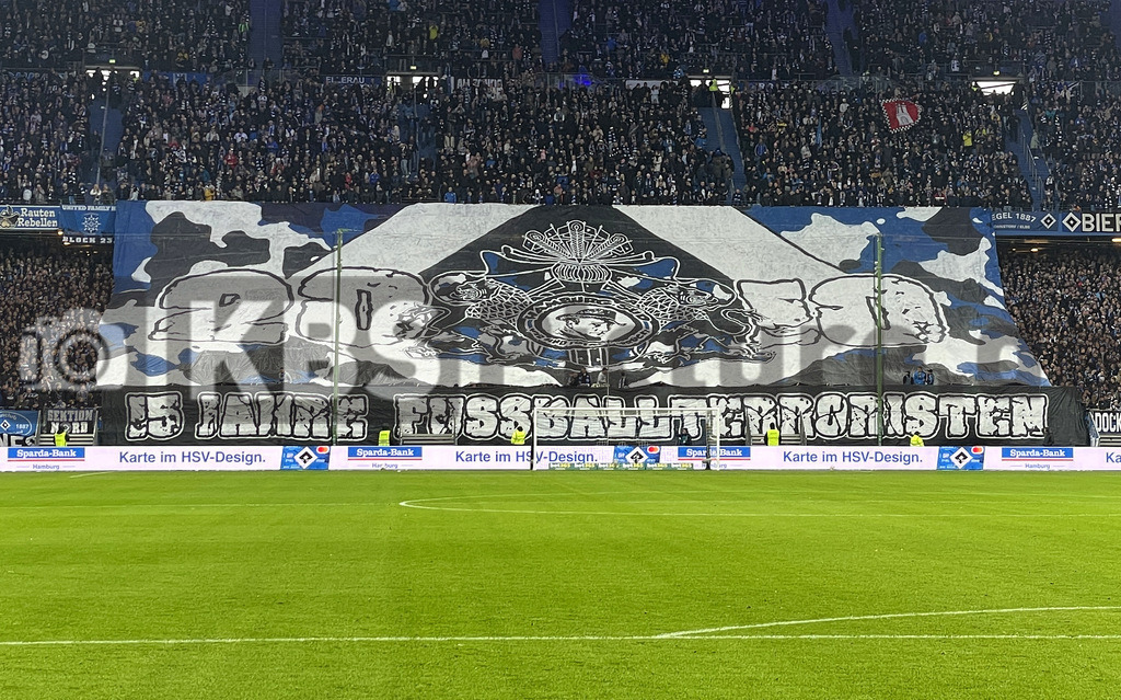 KBS Picture_HSV-Wolfsburg_035 | HSV Fans Nordkurve mit Banner ,Sportplatz :  Volksparkstadion, - Realisiert mit Pictrs.com