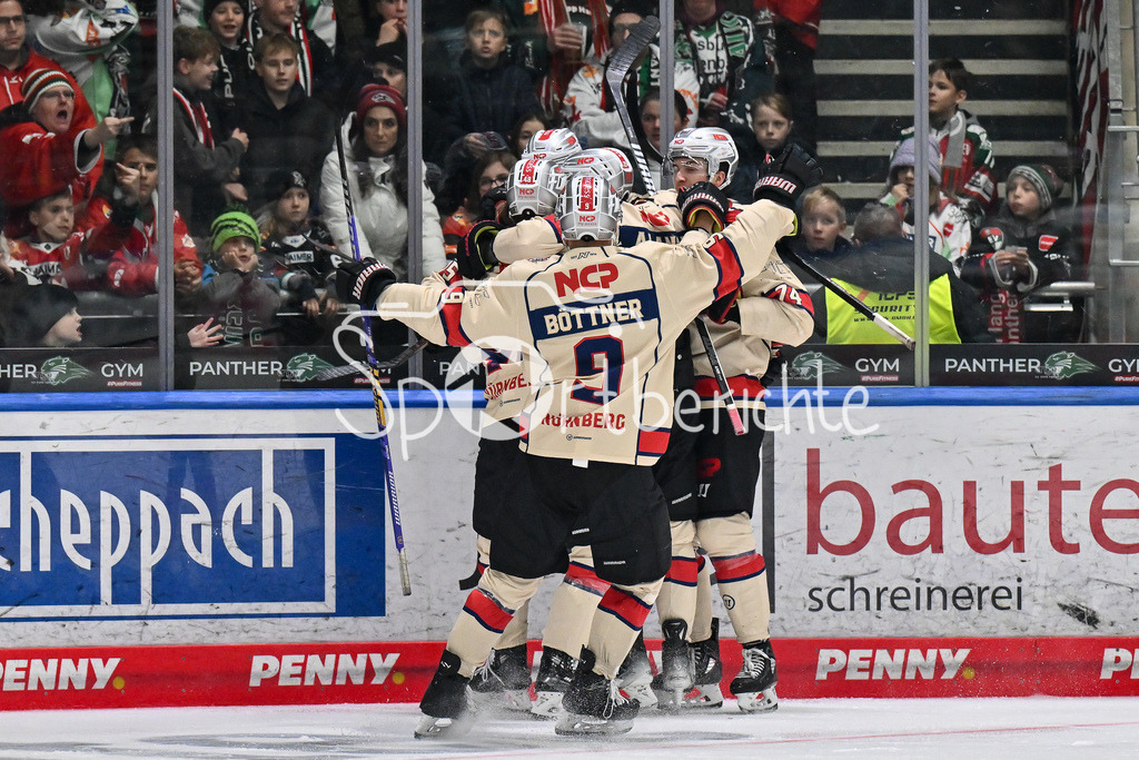 Augsburger Panther - Nürnberg Ice Tigers | Jubel der Nuernberger nach dem Treffer zum 3-4 durch Jake USTORF (Nürnberg Ice Tigers #48) / Freude / Happy / Tor / Torschuezte / DEL: Augsburger Panther - Nuernberg Ice Tigers, Curt Frenzel Stadion am 06.12.2024