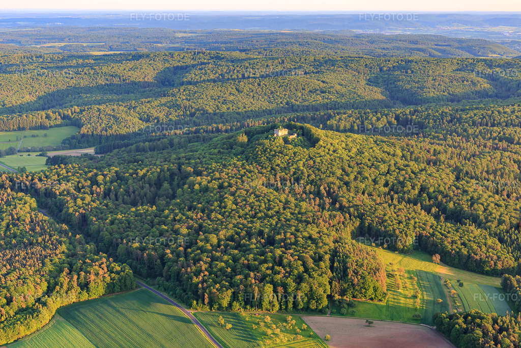 Luftbild: Burgruine Bramberg im Ortsteil Hohnhausen in Burgpreppach im Bundesland Bayern in Deutschland. Foto: IMG_100180.jpg vom 26.05.2017 durch Werner Riehm/FLY-FOTO.deBurg Bramberg
