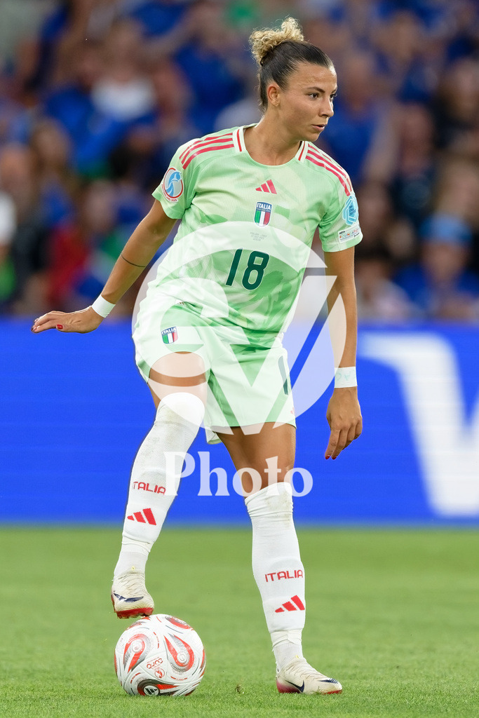 England v Italy - UEFA Women's EURO 2025 Semi-Final | GENEVA, SWITZERLAND - JULY 22:  Arianna Caruso of Italy controls the ball  during the UEFA Women's EURO 2025 Semi-Final match between England and Italy at Stade de Geneve on July 22, 2025 in Geneva, Switzerland. (Photo by Giuseppe Velletri/Sports Press Photo/Getty Images)