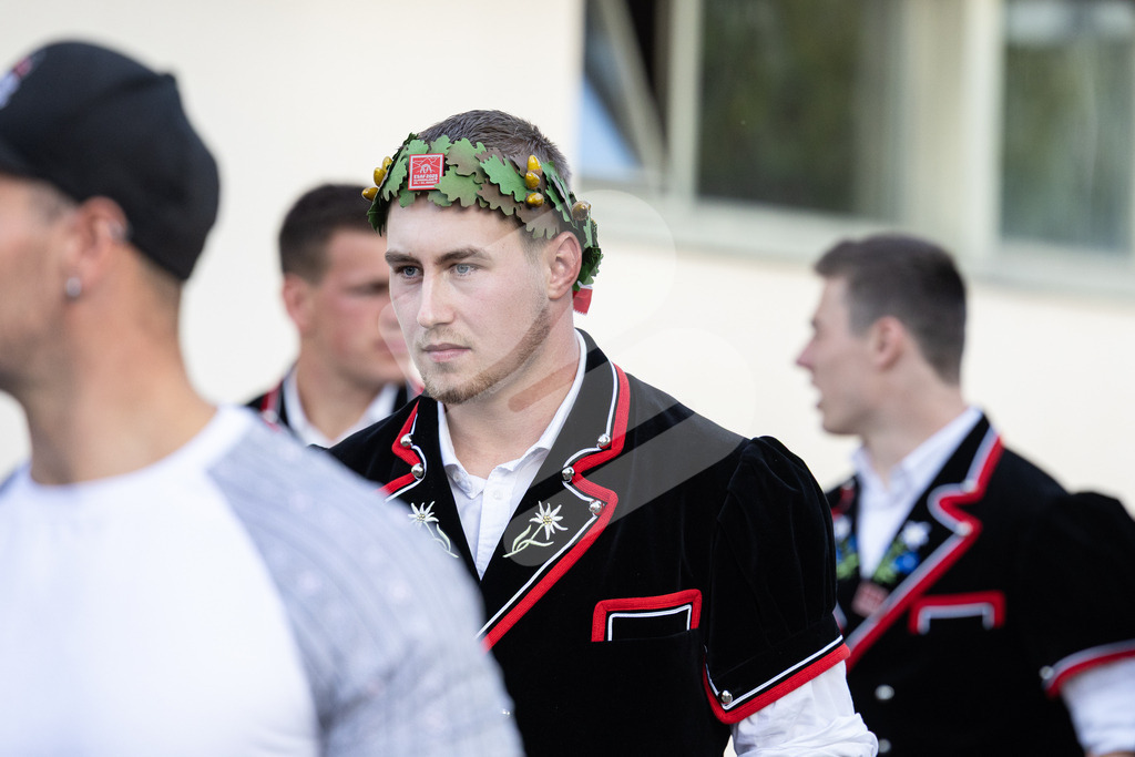 ESAF2025_Empfang_8277 | Die Schwinger des Schwyzer Kantonalen Schwingerverbandes: Fotos, die Dynamik und Leidenschaft festhalten, sowie emotionale Momente aus dem traditionellen Schwingsport zeigen. - Realisiert mit Pictrs.com