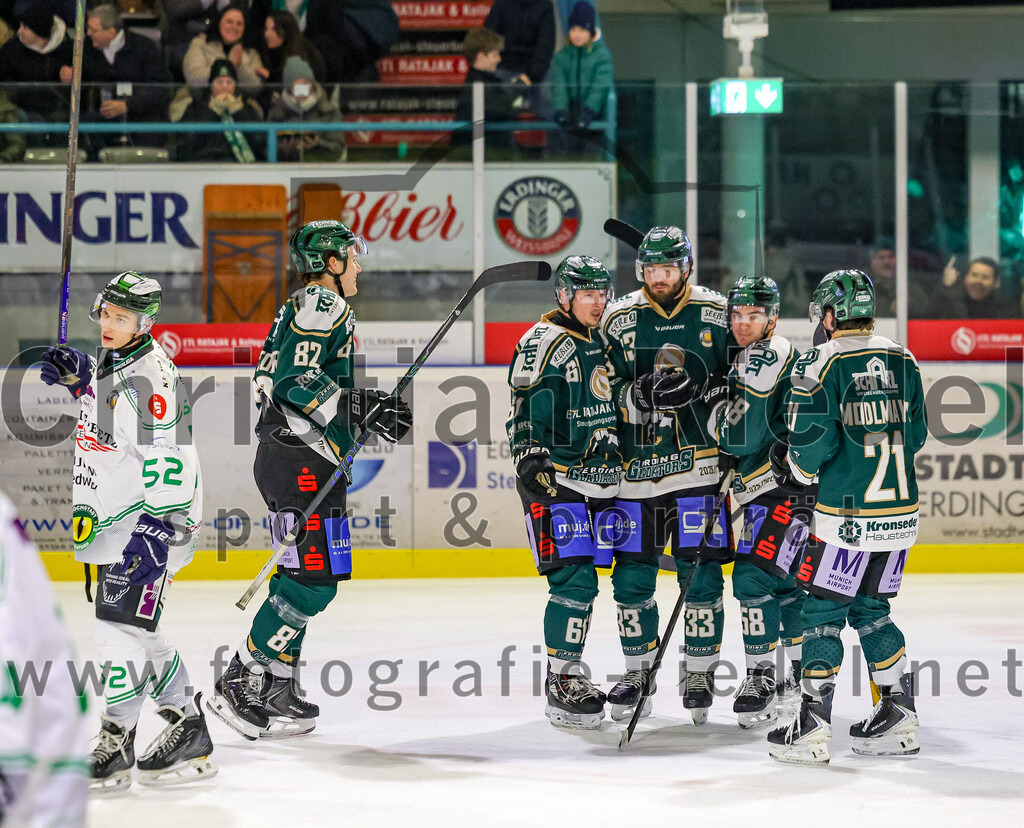 2026-01-02_120_TSV_Erding_gegen_Hoechstadt_Alligators | Erding, Deutschland, 02.01.2026:Eishockey, Oberliga Süd 2025 / 2026, 33. Spieltag, TSV Erding gegen Höchstadt Alligators, Endergebnis: 2:1Moritz Köttstorfer (Erding Gladiators, #82), Dennis Miller (Erding Gladiators, #61), Marc Schmidpeter (Erding Gladiators, #33), Paul Pfenninger (Erding Gladiators, #58), Erik Modlmayr (Erding Gladiators, #21)Foto: Christian Riedel / fotografie-riedel.net