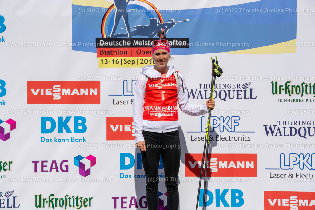 Deutsche Meisterschaften Biathlon 2018 | Deutsche Meisterschaften Biathlon 2018, Massenstart Frauen am 15.09.2018 in der DKB SKI ARENA in Oberhof, (Deutschland)

Bild: Sieger Karolin Horchler - Realisiert mit Pictrs.com