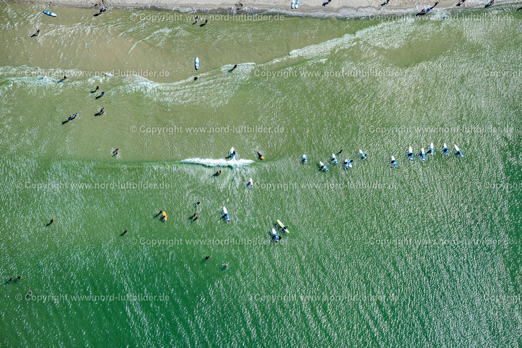 Sylt_Wenningstedt_Wassersport_Surfschule_Im_Wasser_Strand_ELS_4909130825 | WENNINGSTEDT (SYLT) 13.08.2025 Sandstrand- Landschaft entlang des Küsten- Verlaufes in Wenningstedt (Sylt) auf der Insel Sylt im Bundesland Schleswig-Holstein, Deutschland. // Beach landscape along the in Wenningstedt (Sylt) at the island Sylt in the state Schleswig-Holstein, Germany. Foto: Martin Elsen