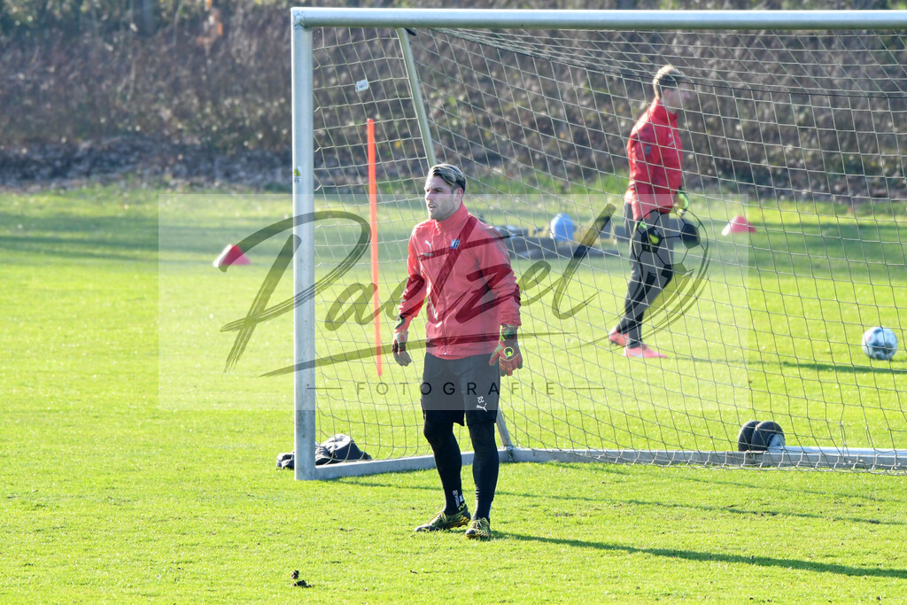 20200207_TRAOSN_0024 | Fußball, Herren: Torhueter Philipp Kuehn (VfL Osnabrueck) schaut waehrend der Trainingseinheit des VfL Osnabrueck im Sportpark Illoshoehe am 07.02.2020 in Osnabrueck, Deutschland. - Realisiert mit Pictrs.com