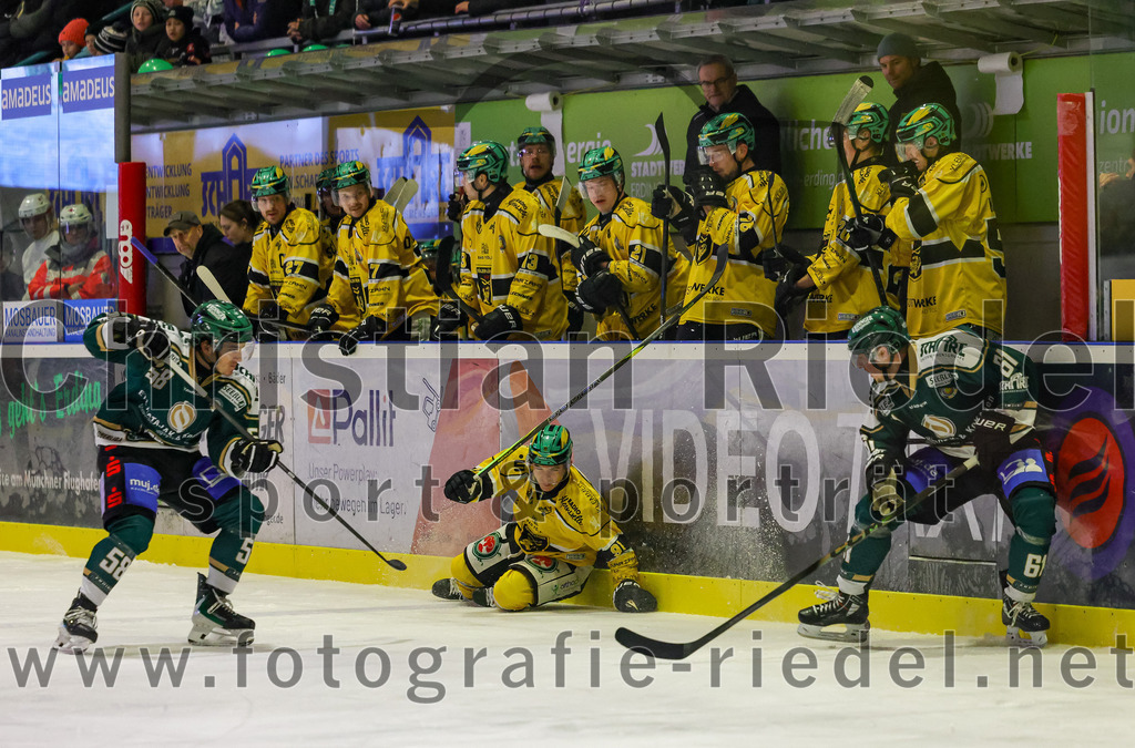 2025-12-19_040_TSV_Erding_gegen_Toelzer_Loewen | Erding, Deutschland, 19.12.2025:Eishockey, Oberliga Süd 2025 / 2026, 27. Spieltag, TSV Erding gegen Tölzer Löwen, Endergebnis: 2:5Paul Pfenninger (Erding Gladiators, #58), Alex Groß-Rubatscher (Tölzer Löwen, #91), Dennis Miller (Erding Gladiators, #61)Foto: Christian Riedel / fotografie-riedel.net