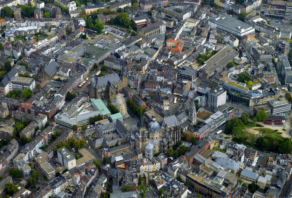 3293511 | Rathaus und  Aachener Dom, auch Hoher Dom zu Aachen, Aachener Münster oder Aachener Marienkirche, ist die Bischofskirche des Bistums Aachen und das bedeutendste Wahrzeichen der Stadt Aachen