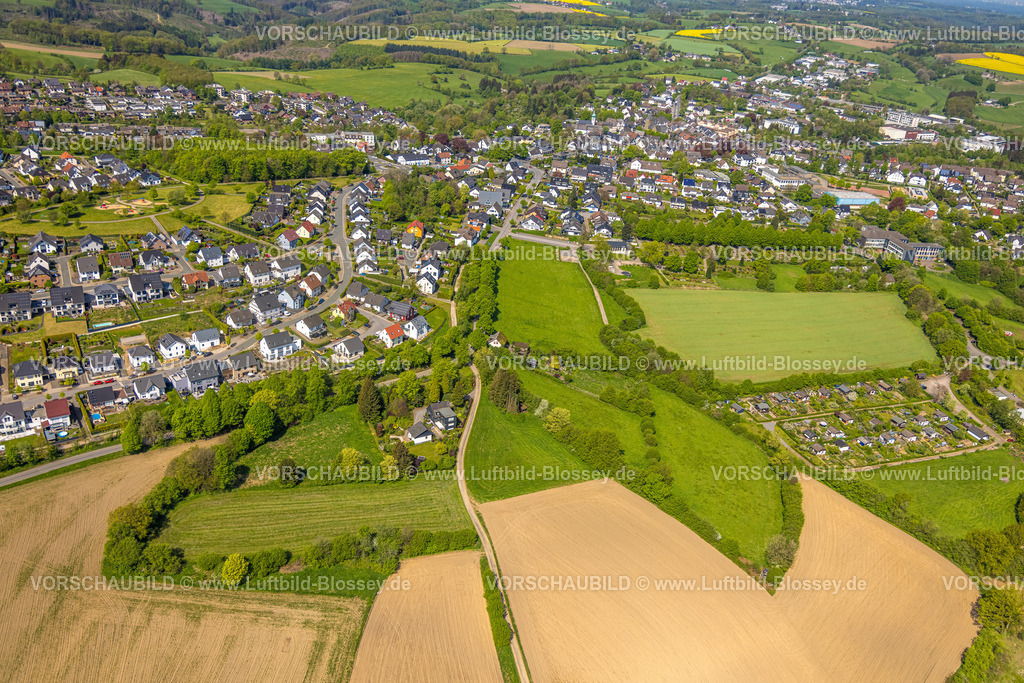 Breckerfeld240504754 | Luftbild, Wiesen und Felder, Friedhof und Wohngebiet Klevinghauser Straße, Ortsansicht Breckerfeld, Berghausen, Breckerfeld, Ruhrgebiet, Nordrhein-Westfalen, Deutschland