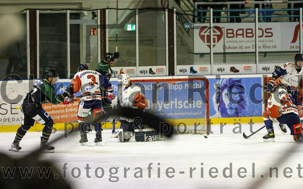 2023-03-07_067_TSV_Erding_gegen_ESC_Kempten | Erding, Deutschland, 07.03.2023:
Eishockey, Bayernliga Playoffs 2022 / 2023, Viertelfinale, TSV Erding gegen ESC Kempten, Endergebnis: 9:3

Mark Waldhausen (Erding Gladiators, #27), Timo Schirrmacher (ESC Kempten, #3), Torwart David Blaschta (ESC Kempten, #1), Wayne Lucas (ESC Kempten, #56)

Foto: Christian Riedel / fotografie-riedel.net