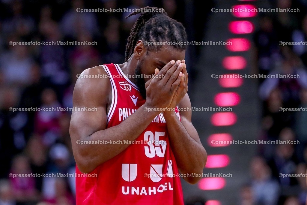 BCL08012501054 | 08.01.2025, Basketball Champions League, 1. Spiel Play-In, Telekom Baskets Bonn - Pallacanestro Reggiana, Telekom Dome: Kenneth Faried (Pallacanestro Reggiana #35) steht betend auf dem Spielfeld