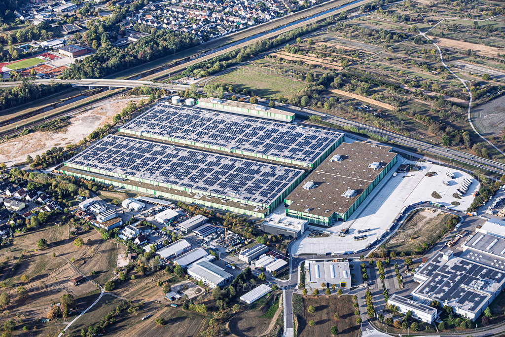Luftbild: Industriegebiet Uchtweide mit Seifert Logistics Group, Mercedes-Benz, in Bischweier im Bundesland Baden-Württemberg in Deutschland. – Foto: IMG_159452.jpg vom 27.09.2026 durch Werner Riehm/FLY-FOTO.de – Auflösung des Originals: 5895 x 3930 px – Seifert Logistics Group – WWW.MERCEDES-BENZ.DE
