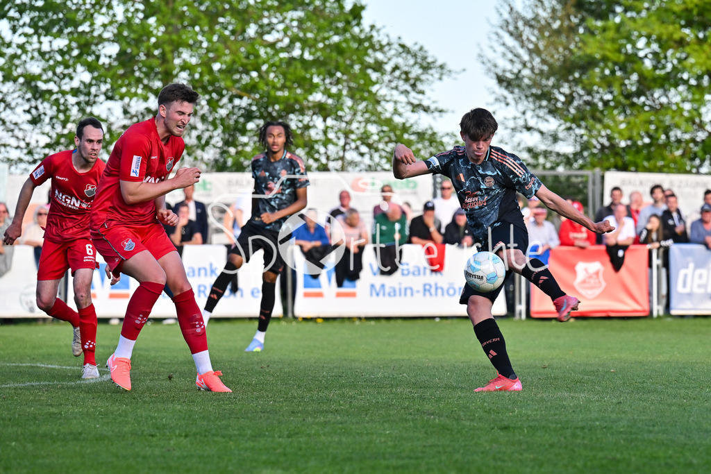 TSV Aubstadt - FC Bayern Amateure | in dieser Szene versucht Tim HUETTL (TSV Aubstadt 3) einen Schuss von Guido DELLA ROVERE (FC Bayern München II #10) zu blocken / Regionalliga Bayern: TSV Aubstadt - FC Bayern Muenchen II, NGN-Arena am 23.04.2025