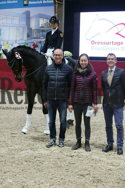 Reutlingen_2024_Prfg.Nr.04_Intermediaire I_Kür_Siegerehrung_Prfg.Nr.04__ (13) | Alle Fotos der Reiterjournal Fotografin Doris Matthaes im Reiterjournal Online-Fotoshop. - Realisiert mit Pictrs.com