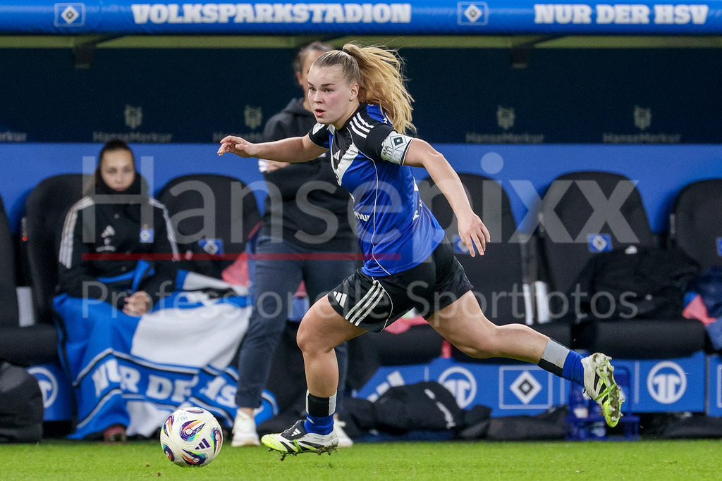 Fussball, Google Pixel Frauen-Bundesliga, Hamburger SV - Eintracht Frankfurt | Svea Stoldt (Hamburger SV, 8) am Ball, Einzelbild, Ganzkörper, Aktion, Action, Spielszene, DIE DFB-RICHTLINIEN UNTERSAGEN JEGLICHE NUTZUNG VON FOTOS ALS SEQUENZBILDER UND/ODER VIDEOÄHNLICHE FOTOSTRECKEN. DFB REGULATIONS PROHIBIT ANY USE OF PHOTOGRAPHS AS IMAGE SEQUENCES AND/OR QUASI-VIDEO.