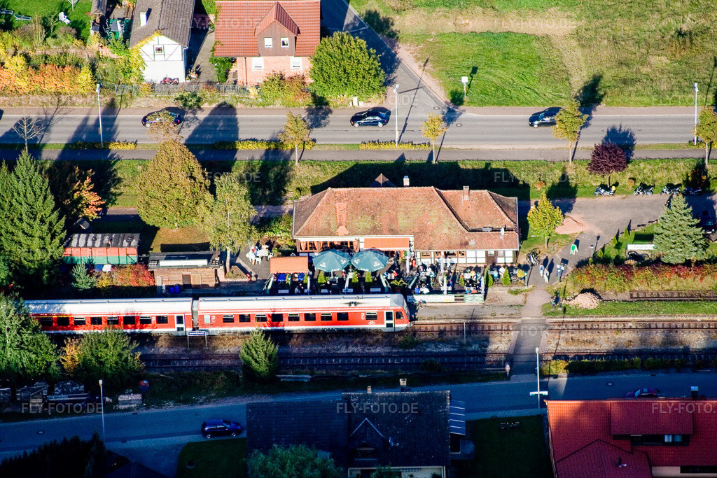 Luftbild: Gleisverlauf und Bahnhofsgebäude der Deutschen Bahn in Bundenthal im Bundesland Rheinland-Pfalz in Deutschland. Foto: IMG_13634.jpg vom 28.09.2008 durch Werner Riehm/FLY-FOTO.de