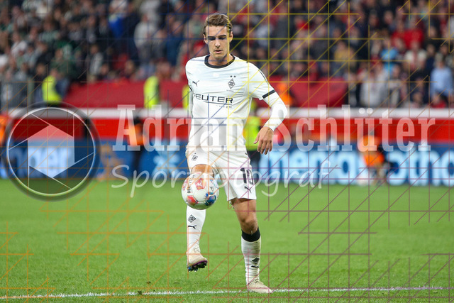 Bayer 04 Leverkusen vs Borussia Mönchengladbach - Bundesliga  | Leverkusen, Deutschland, 21.09.25:   Florian Neuhaus (Borussia Mönchengladbach) in Aktion am Ball, Einzelaktion waehrend des Spiels der Bundesliga zwischen  Bayer 04 Leverkusen vs Borussia Mönchengladbach in der BayArena(Foto von Brauer-Fotoagentur / Adrian Schlueter)