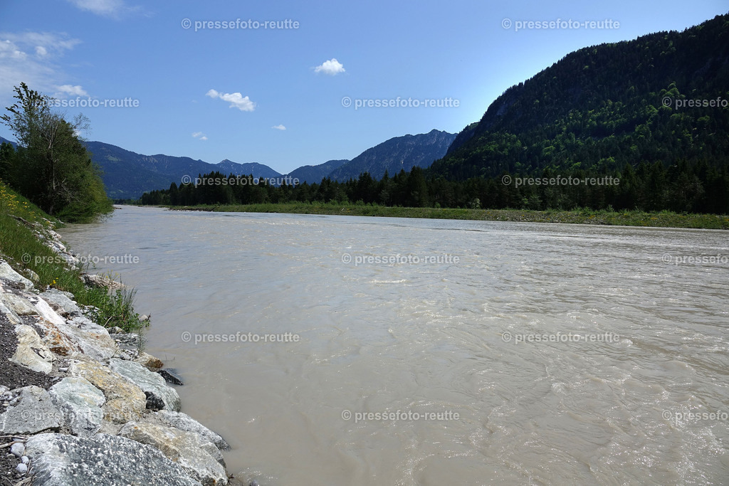 welltvi-Lech-bei-hoefen-Hochwasser-04062019-DSD01806 | Info aus dem Bezirk Reutte/Ausserfern Tirol sowie eine umfangreiche Bilddatenbank über die gesamte Region: Lechtal, Talkessel Reutte, Tannheimertal, Zwischentoren. Lech, Plansee, Zugspitze, Grenztunnel, B179, Fernpassstraße, Verkehr, Lawinen, Tradition, - Realisiert mit Pictrs.com