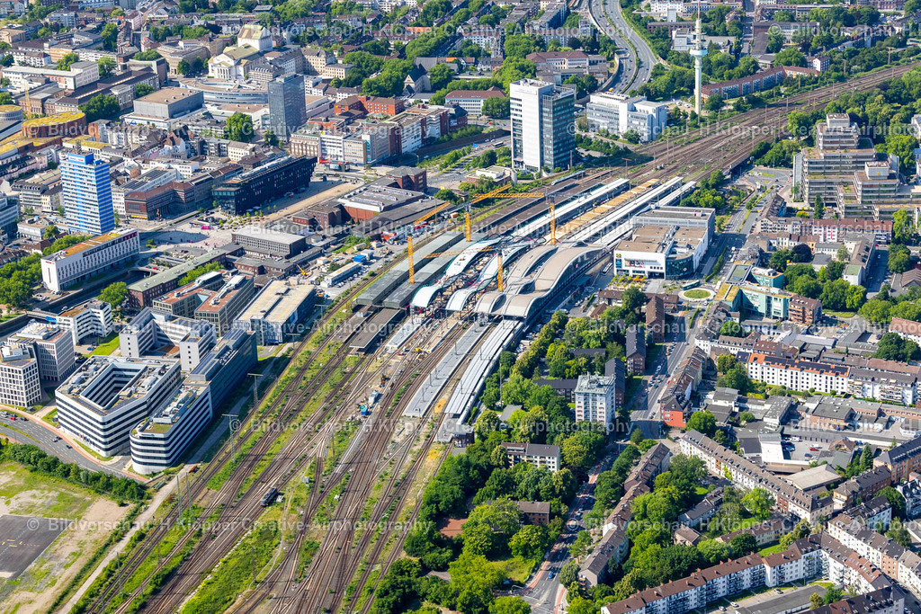Luftbild Duisburg-4468 | Baustelle zum Umbau des Hauptbahnhofes der Deutschen Bahn " Duisburger Welle " an der Otto-Keller-Straße im Ortsteil Dellviertel in Duisburg im Ruhrgebiet im Bundesland Nordrhein-Westfalen - Realisiert mit Pictrs.com