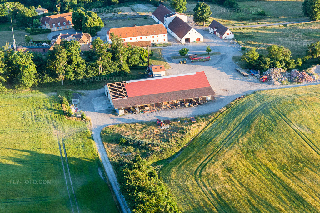 Aerial view: Klintholm Mon (DK), Klintholm Gods in Borre in the state Zealand, Denmark. – Photo: IMG_108717.jpg taken on 07/04/2018 by Werner Riehm/FLY-FOTO.com – Resolution of the original: 5472 x 3648 px