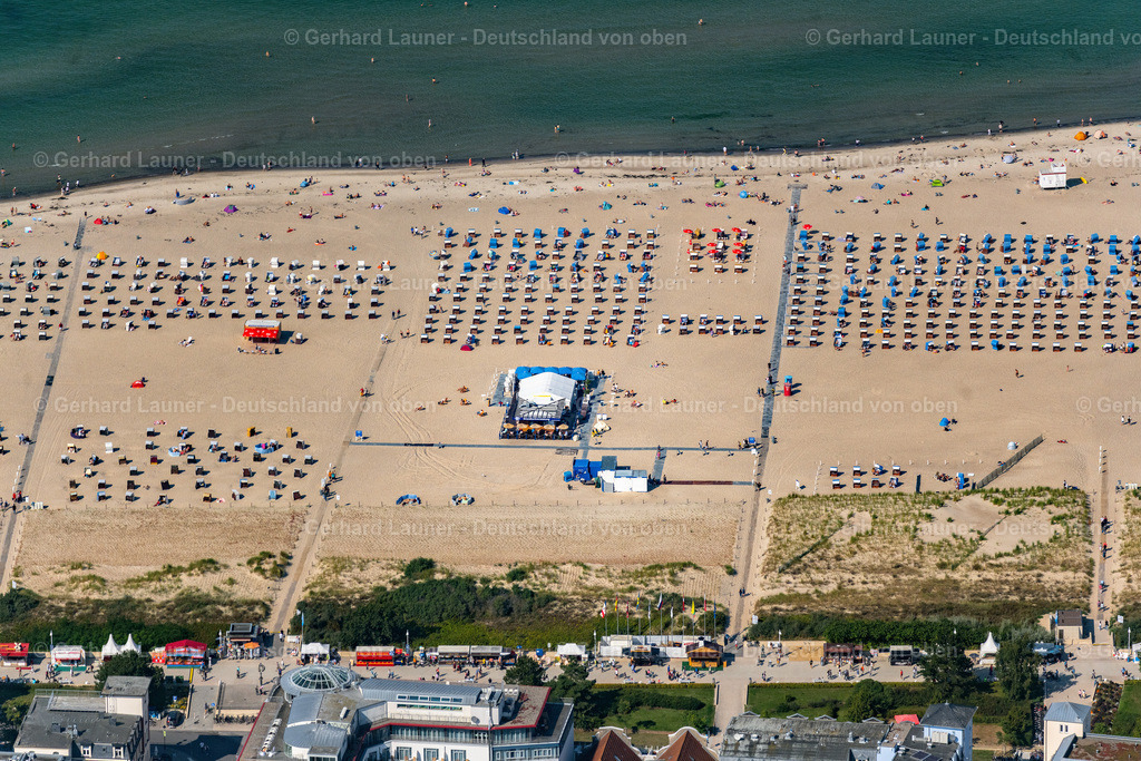 4061956 | Warnemünde 08.09.2021 Strandkorb- Reihen am Sand- Strand im Küstenbereich der Ostsee im Ortsteil Warnemünde in Rostock im Bundesland Mecklenburg-Vorpommern, Deutschland. // beach chair on the sandy beach ranks in the coastal area of Baltic Sea in the district Warnemuende in Rostock in the state Mecklenburg - Western Pomerania, Germany. Foto: Gerhard Launer