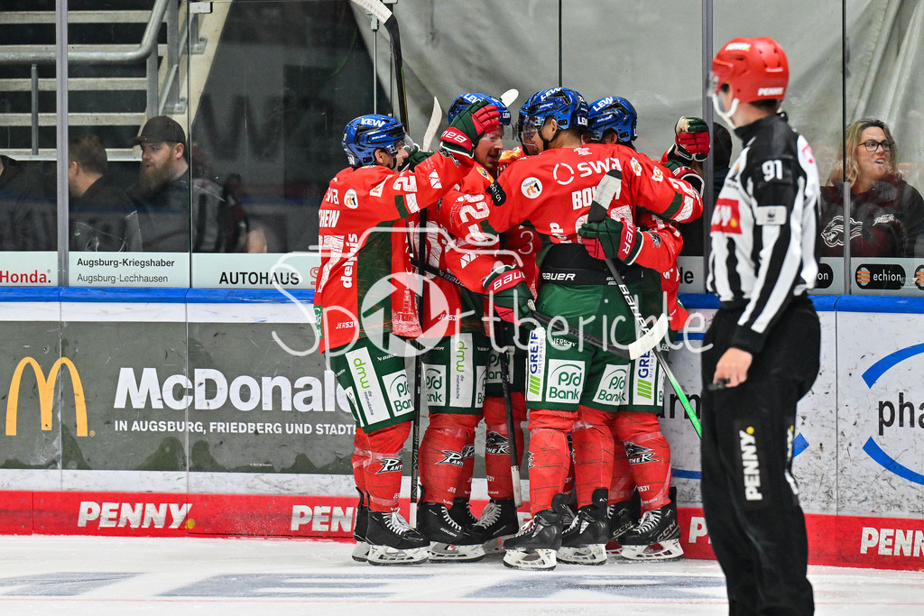 Augsburger Panther - Adler Mannheim | Jubel der Panther nach dem Treffer zum 3-3 durch Alexander BLANK (Augsburger Panther 26) / Tor / Torschuetze / Freude / Happy / DEL: Augsburger Panther - Adler Mannheim; Curt Frenzel Stadion am 14.09.2025