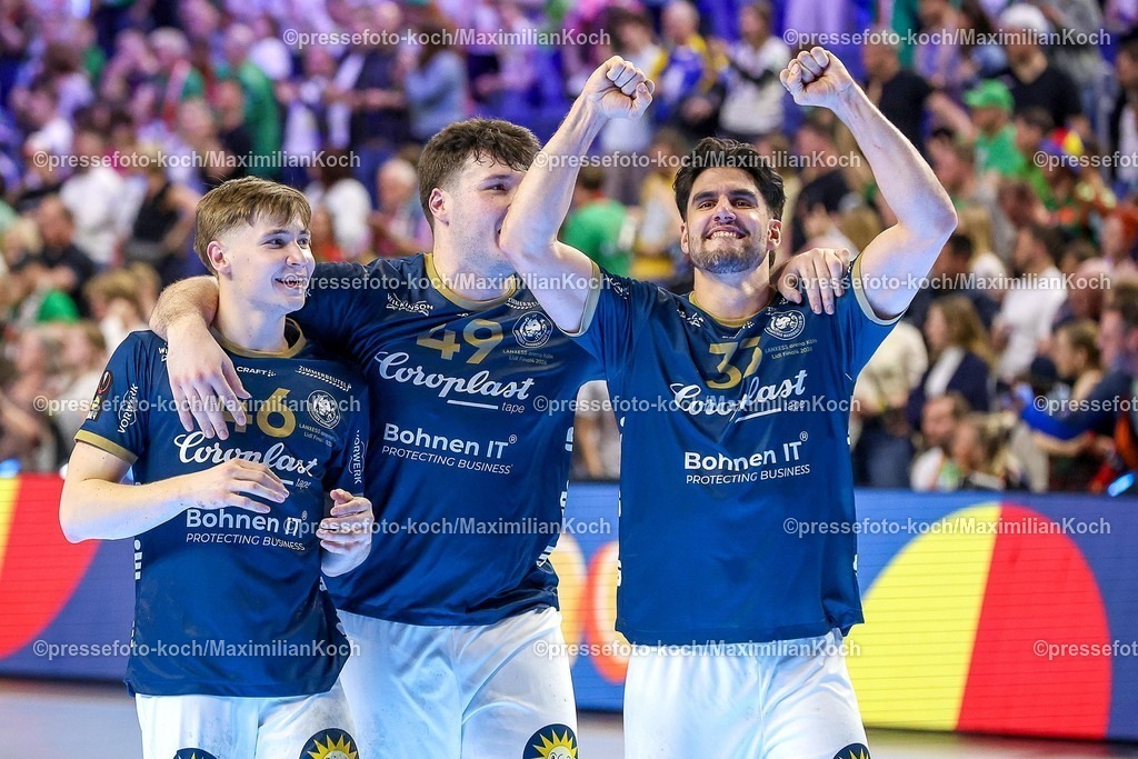 xSSCx18042602022 | 18.04.2026, xsscx, Handball, DHB-Pokal Lidl Final4, Halbfinale, Bergischer HC - SC Magdeburg, Saison 2025 / 2026 Herren, Lanxess Arena, Köln: Die Mannschaft des Bergischer HC feiert den Sieg über den SC Magdeburg  Julian Fuchs (BHC #46) Aron Seesing (BHC #49) Eloy Morante Maldonado (BHC #33) Photo: xSandraxScherningxPressefotoKochx