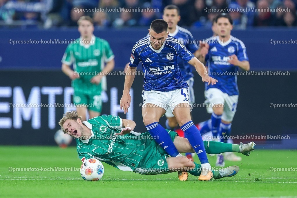 S0426092501158 | 25.09.2025, Fußball, FC Schalke 04 - SpVgg Greuther Fürth, 7.Spieltag, 2. Fußball Bundesliga, Veltins-Arena Gelsenkirchen, Saison 2025 2026: Marco John&nbsp;(Greuther Fürth #24) stürzt zusammen im Zweikampf gegen  Hasan Kurucay&nbsp;(Schalke04 #04) DFB regulations prohibit any use of photographs as image sequences and or quasi-video.