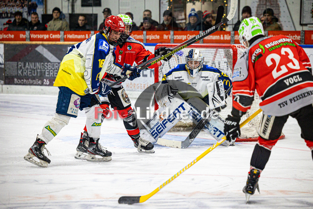 TSV Peißenberg MINERS gegen ERV Schweinfurt Mighty Dogs | Eishockey Bayernliga Herren Vorrunde 2024/25, TSV Peißenberg MINERS gegen ERV Schweinfurt Mighty Dogs, 20241220,Torchance Dejan VOGL (MINERS 23),2024-12-20 in Peißenberg (Eisstadion Peißenberg)Anton ENGEL (MINERS 9), Benedict ROßBERG (Mighty Dogs 42), Finn TEUBNER (Mighty Dogs 16)Copyright: WolfgangxLindner foto-lindner.de