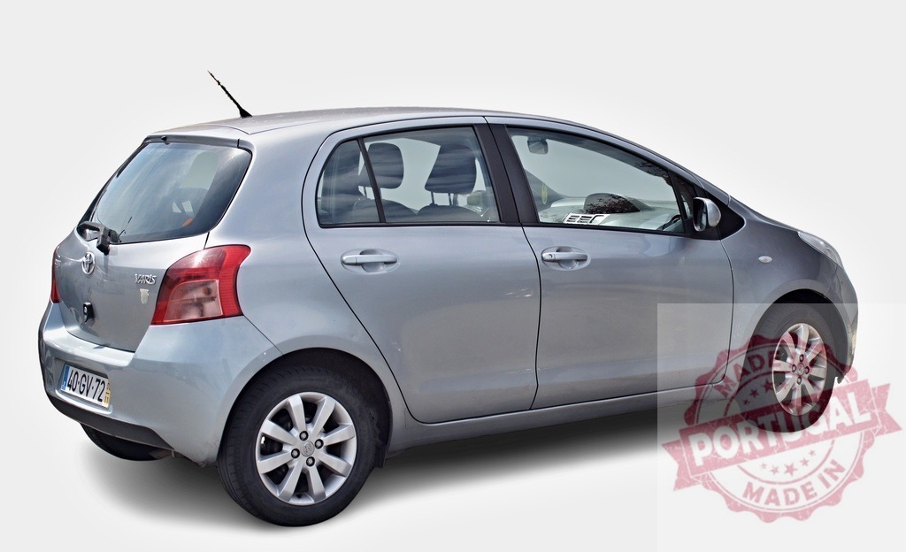 Toyota Yaris parking, compact car isolated on white background | Silver Toyota Yaris, a practical and fuel-efficient compact car, parked against a white backdrop - Realisiert mit Pictrs.com