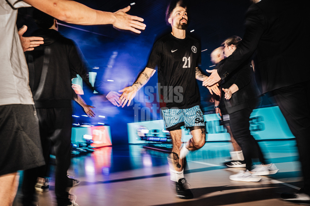 Basketball | Männer | Saison 2025/2026 | easyCredit Basketball Bundesliga | 13. Spieltag | Veolia Towers Hamburg vs. Rostock Seawolves | 22.04.2026 | Devon Daniels (#21, Veolia Towers Hamburg) läuft in die Arena ein