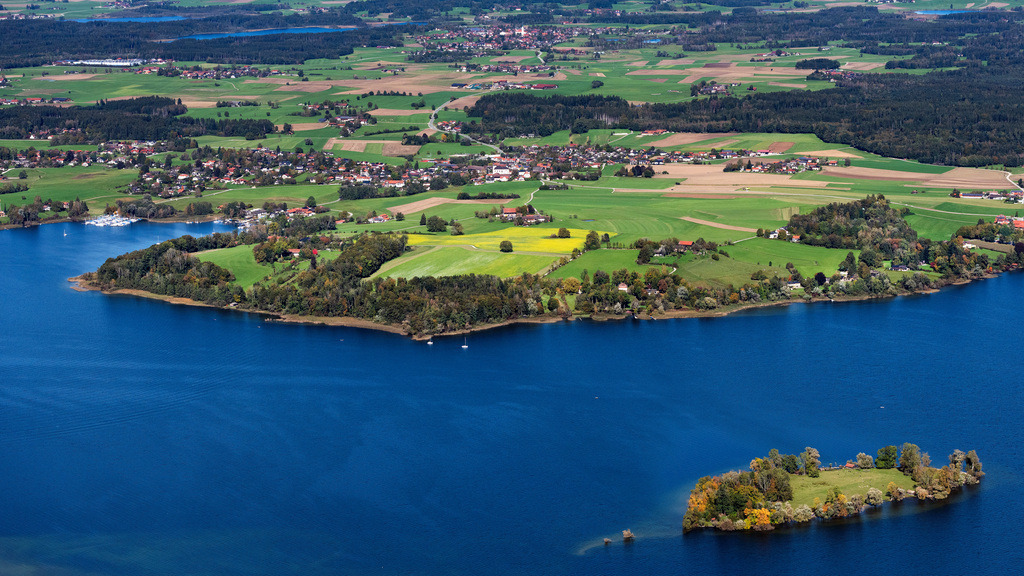 dr__0055685.jpg | BREITBRUNN AM CHIEMSEE 07.10.2024 Dorf - Ansicht in Breitbrunn am Chiemsee im Bundesland Bayern, Deutschland. // Village view in Breitbrunn am Chiemsee in the state Bavaria, Germany. Foto: Daniel Reiter