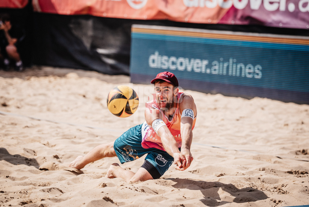 Beachvolleyball | Männer | Allianz German Beach Tour 2025 | Tourstop Berlin | 16.08.2025 | Manuel Harms springt zum Ball