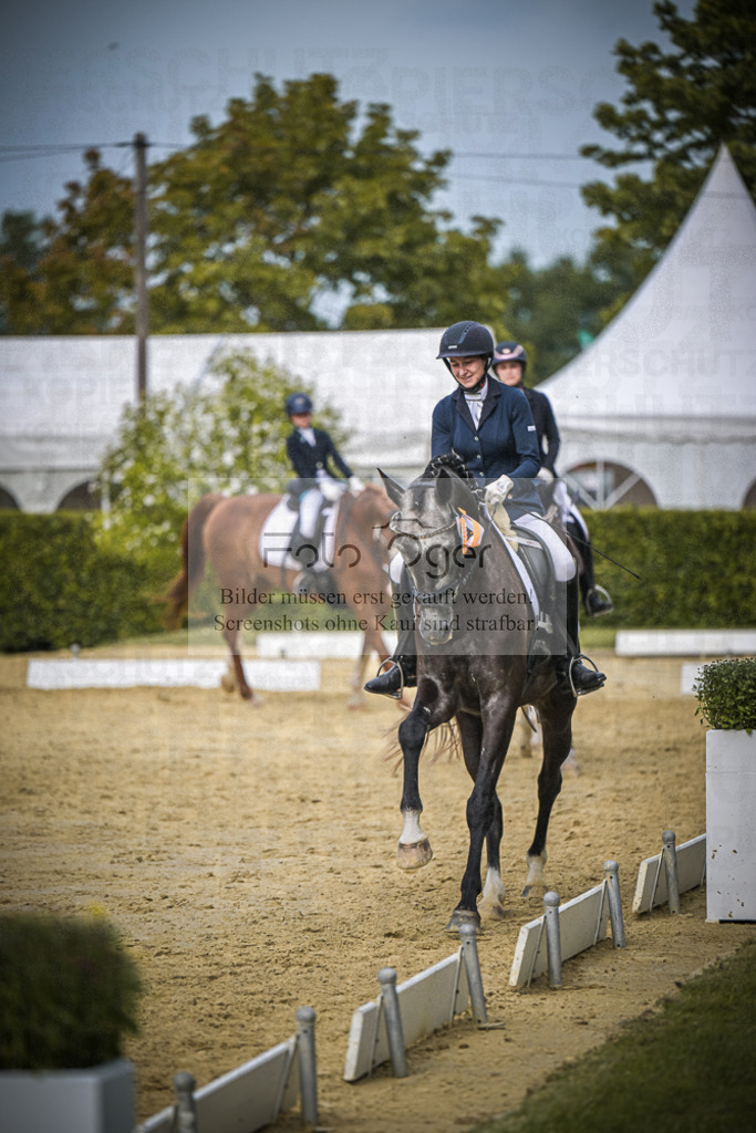DOS_7572 | Entdecke hochwertige Reitturnierfotos von Foto Oger. Professionell, emotional und authentisch – jetzt Lieblingsmomente im Shop bestellen.Deutschlandweite Turnierfotografie. - Realisiert mit Pictrs.com