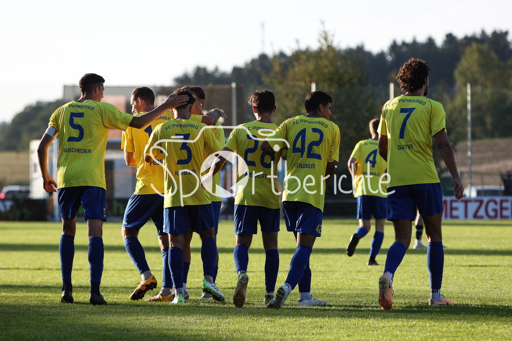 FC Pipinsried - SV Wacker Burghausen | Benedikt WIEGERT (FCP #28) jubelt nach seinem Tor zum 3-1 mit seinen Teamkollegen / Freude / Jubel / Torschuetze