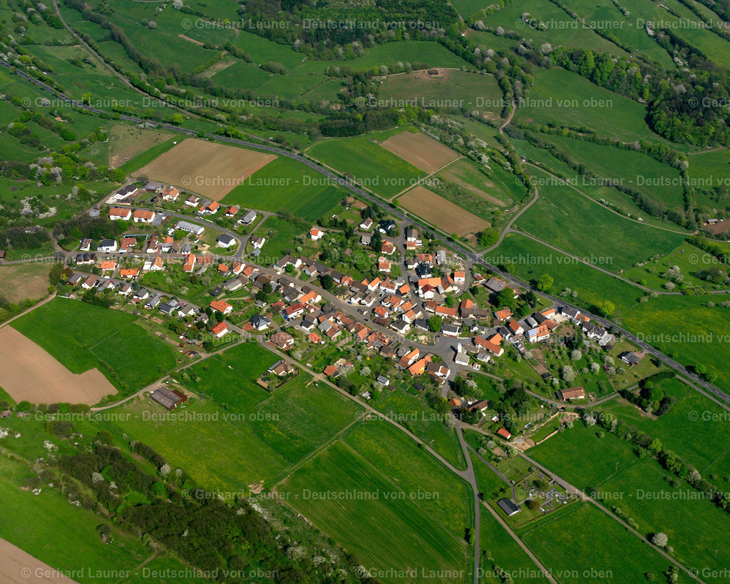 2615180 | GöTZEN 07.06.2006 Ortsansicht am Rande von landwirtschaftlichen Feldern und Nutzflächen  in Götzen im Bundesland Hessen, Deutschland // Village view on the edge of agricultural fields and land  in Götzen in the state Hesse, Germany Foto: Gerhard Launer