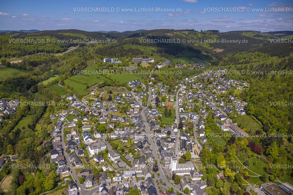 Schmallenberg230506124BadFredeburg | Luftbild, Ortsansicht in Hügellandschaft, Kurklinik Fredeburg Dr. Zwick, Johannesbad Fachklinik, VdK Kur- u. Erholungshotel NRW, Fredeburg, Schmallenberg, Sauerland, Nordrhein-Westfalen, Deutschland