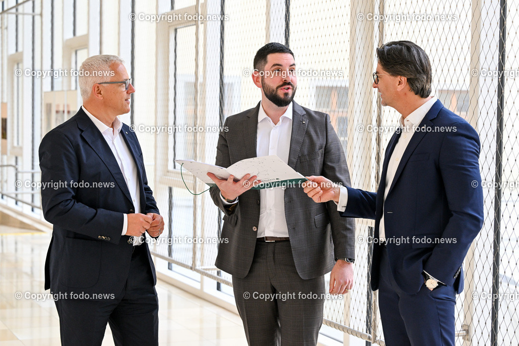 Pressekonferenz Hoedlmayr International GmbH_ 17.04.2024-1 | 17.04.2024, Presseclub Linz, AUT, Pressekonferenz Hoedlmayr International AG, Wirkungsvolle Strategien, verlässlicher Partner - Hoedlmayr baut Marktstellung weiter aus, im Bild Andreas Sundl (COO Hoedlmayr International GmbH), Johannes Alexander Hoedlmayr (designierter Geschaeftsfuehrer Hoedlmayr International GmbH), Robert Horvath (CFO Hoedlmayr International GmbH)