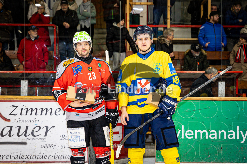 TSV Peißenberg MINERS gegen EC Pfaffenhofen Eishogs | Eishockey Bayernliga Herren Vorrunde 2024/25, TSV Peißenberg MINERS gegen EC Pfaffenhofen Eishogs, 20250110,Ehrung Spieler des Spiels,2025-01-10 in Peißenberg (Eisstadion Peißenberg)Dejan VOGL (MINERS 23), Oliver ECKL (EC Pfaffenhofen 18)Copyright: WolfgangxLindner foto-lindner.de