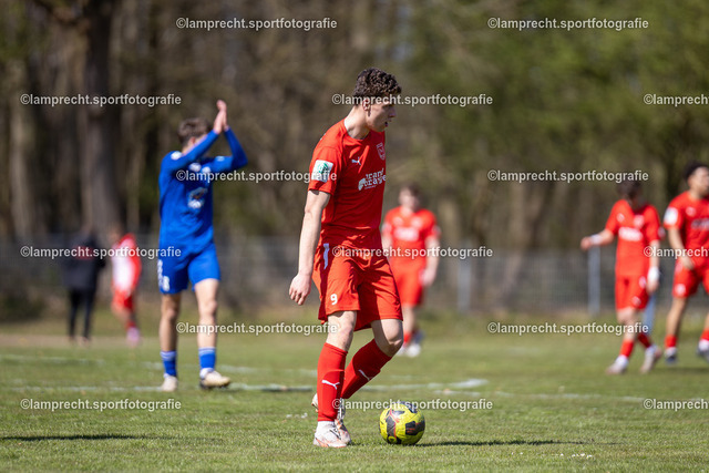 Fußball I Junioren I Saison 2025-2026 I DFB-Nachwuchsliga I 8. Spieltag I JFV Lübeck - 1. FC Magdeburg 141 | Lennard Bruno Luth (9, JFV Lübeck) - Realisiert mit Pictrs.com