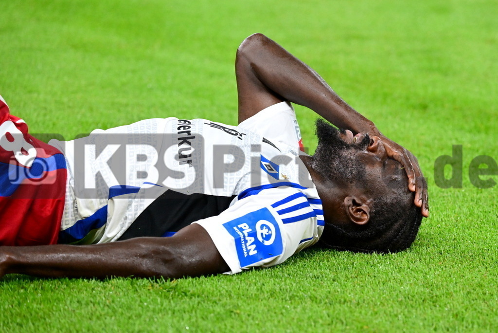 KBS Picture_HSV-HerthaBSC_053 | Jatta Bakery (HSV) verletzt am Boden ,Sportplatz :  Volksparkstadion, - Realisiert mit Pictrs.com