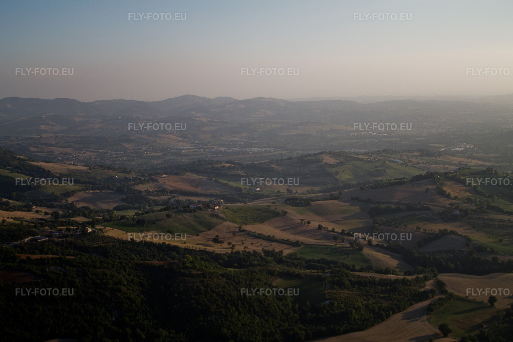 Vue aérienne: Vue de la ville à San Martino dei Muri dans le département Les Marches, Italie. Photo: IMG_43010.jpg prise le 15/07/2011 par Werner Riehm/FLY-FOTO.eu – Résolution de l'original: 4272 x 2848 px