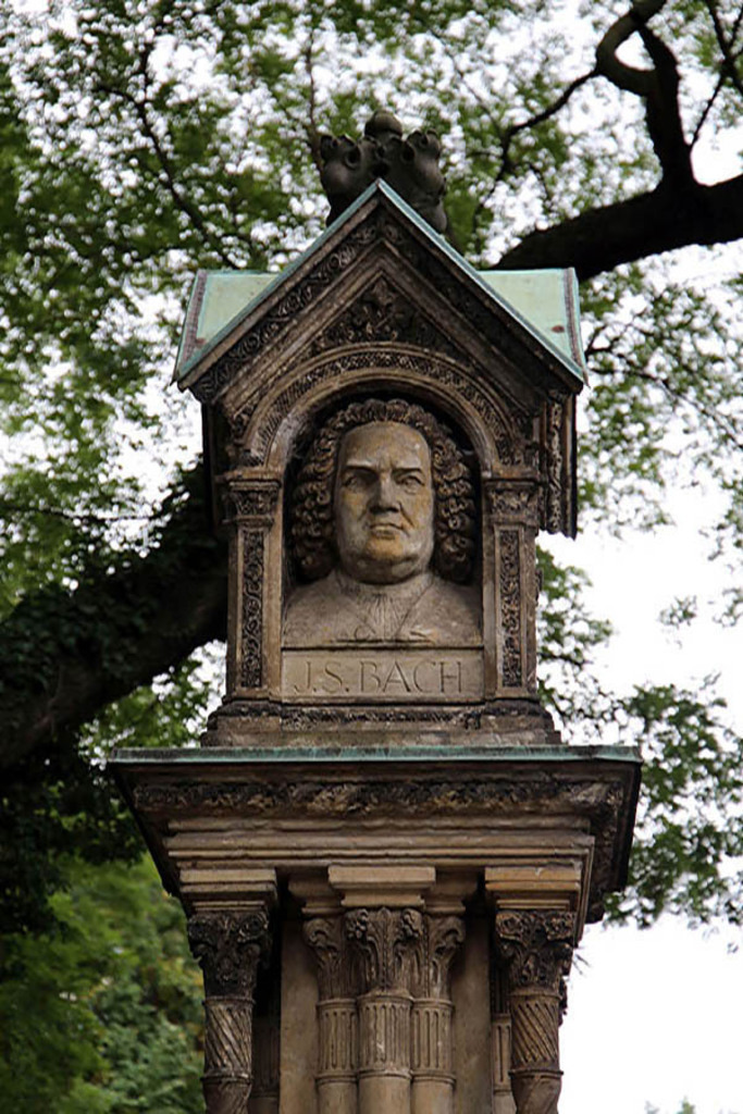 Foto: Leipzig - Altes Bach-Denkmal | Das Team hinter BILDLEXIKON LEIPZIG bündelt historische wie aktuelle Informationen über die Stadt Leipzig in Text und Bild auf einer Plattform und stellt diese der interessierten Öffentlichkeit zur Verfügung.