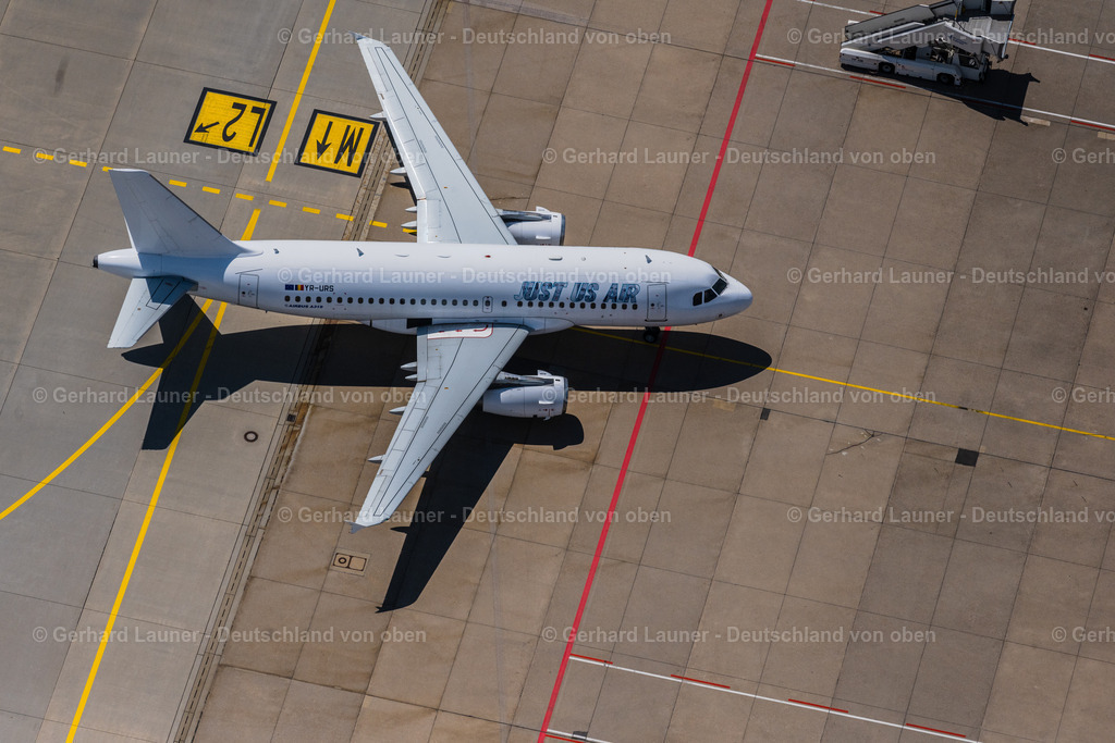 4046596 | LEINFELDEN-ECHTERDINGEN 19.07.2021 Passagierflugzeug Airbus A319 der rumänischen Fluggesellschaft " Just US Air " mit der Kennung YR-URS auf der Startposition auf dem Flughafen Stuttgart in Leinfelden-Echterdingen im Bundesland Baden-Württemberg, Deutschland. Weiterführende Informationen bei: Flughafen Stuttgart GmbH. // Passenger aircraft Airbus A319 of the romanian airline" Just US Air " with the registration YR-URS on the take-off position at Stuttgart Airport in Leinfelden-Echterdingen in the state Baden-Wuerttemberg, Germany. Further information at: Flughafen Stuttgart GmbH. Foto: Gerhard Launer