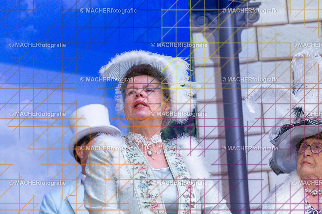 263_MFL-2025 | Portraitbilder von Regisseur; Darsteller; Techniker; Maske; Kostüme; Chor; Musiker; Bilderserie der Generalprobe und der Premierenvorstellung, Szenenbilder; Ausdrucksstudien; Bühnenüberblick; Bühnenkulissen; Pressefotos inkl. Redaktionsfoto Darstellergruppe.