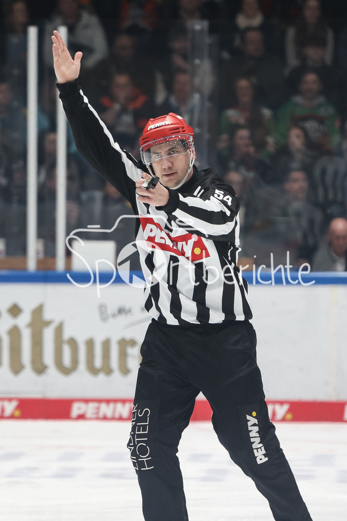 Löwen Frankfurt - Augsburger Panther | Linienreichter Jan-Philipp PRIEBSCH in Aktion in Aktion / Freisteller / Einzelfoto