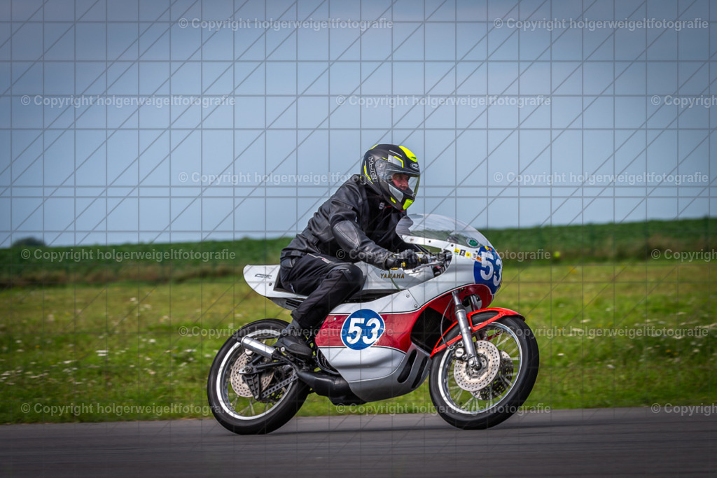 Yamaha TZ 350 Replica | Foto vom 3. Classic Motor Weekend 18. - 20. August 2023 auf dem Flugplatz in Obermehler - Realisiert mit Pictrs.com