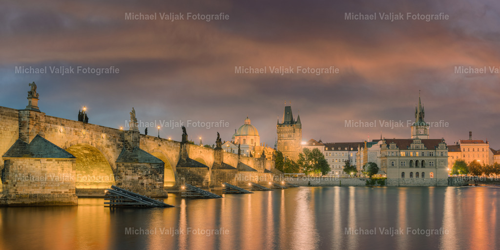 Prag bei Nacht | Blick über die Moldau in Richtung Prager Altstadt und Karlsbrücke. - Realisiert mit Pictrs.com
