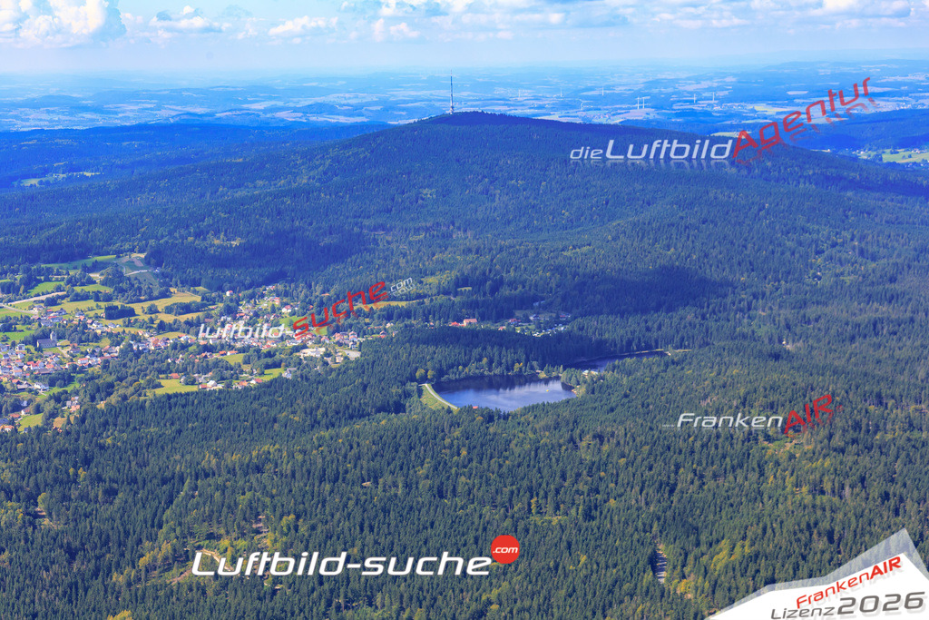 Die Luftaufnahme Fichtelsee - Fichtelberg wurde 2017 mittels Flugzeug (keine Drohne) erstellt. Perfekte Schärfe und Druck- Auflösung- Garantiert!